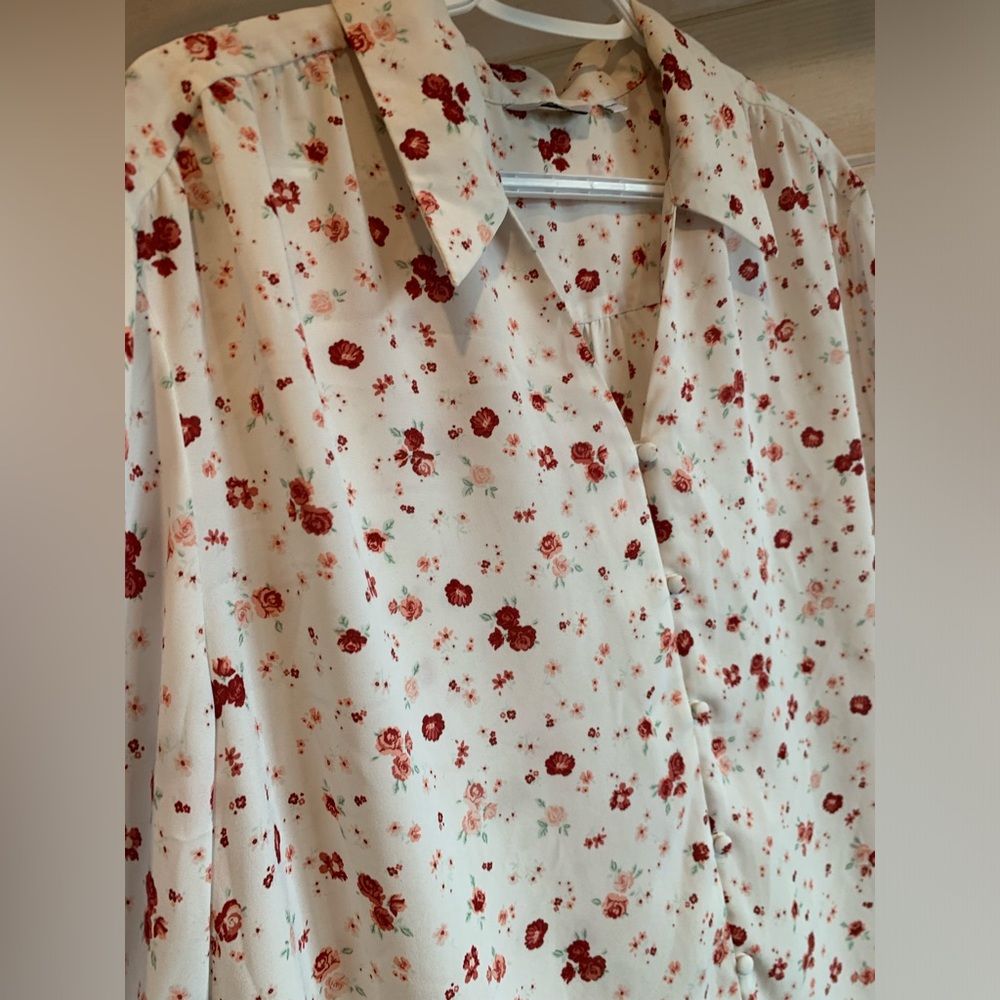 Reitmans | White Blouse w Red Floral Design - Picture 3 of 7
